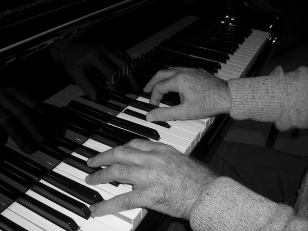 Position des mains  sur le clavier d'un piano